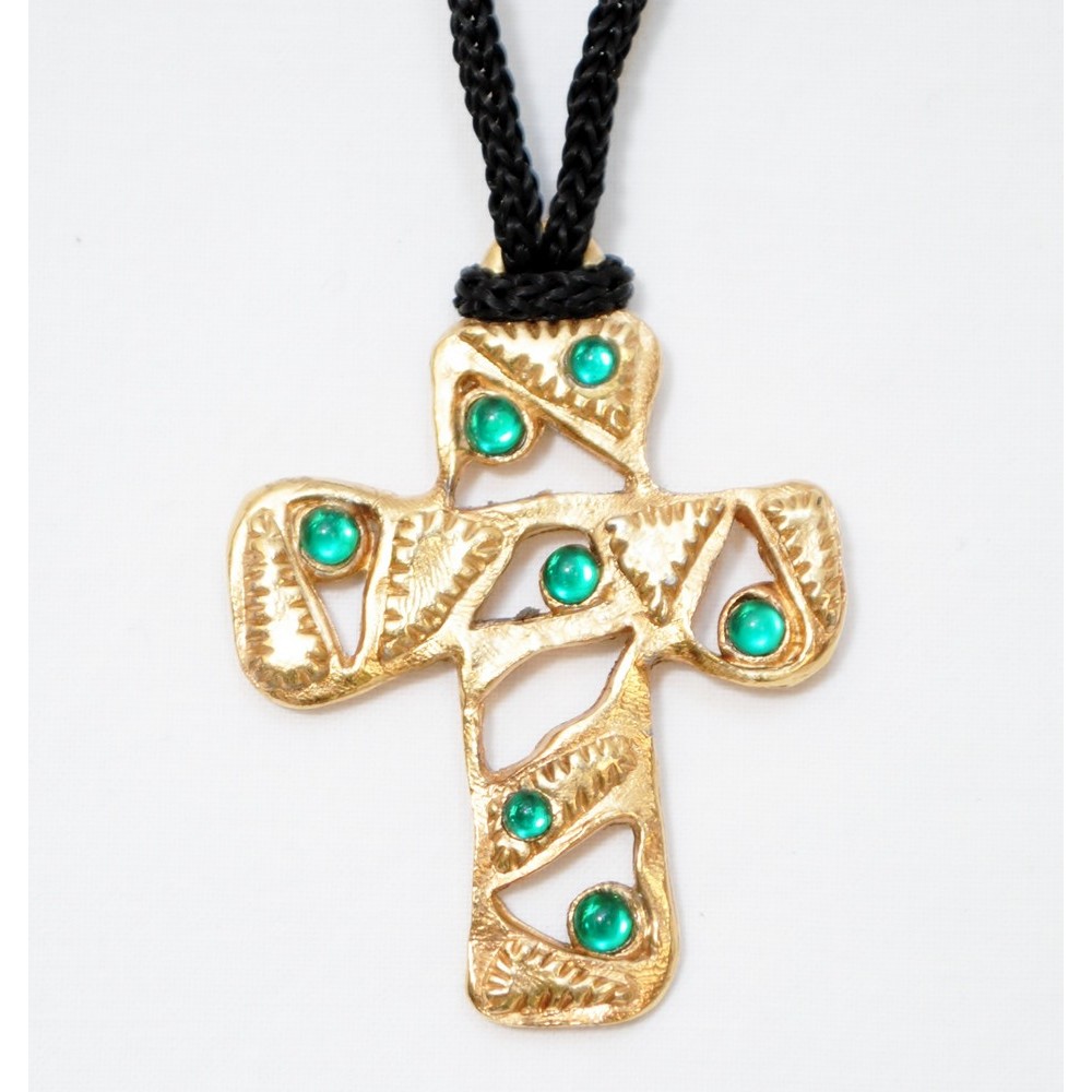 Εντυπωσιακός σταυρός σε χρυσό μοντέρνο σχήμα με πράσινες πέτρες Κολιέ