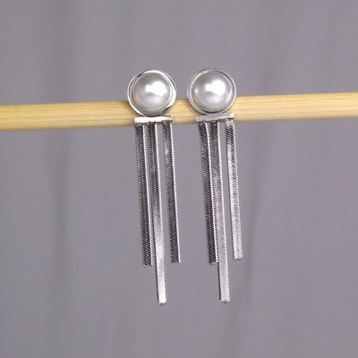 Ασημί σκουλαρίκια με στρόγγυλη πέρλα και αιρούμενες αλυσίδες